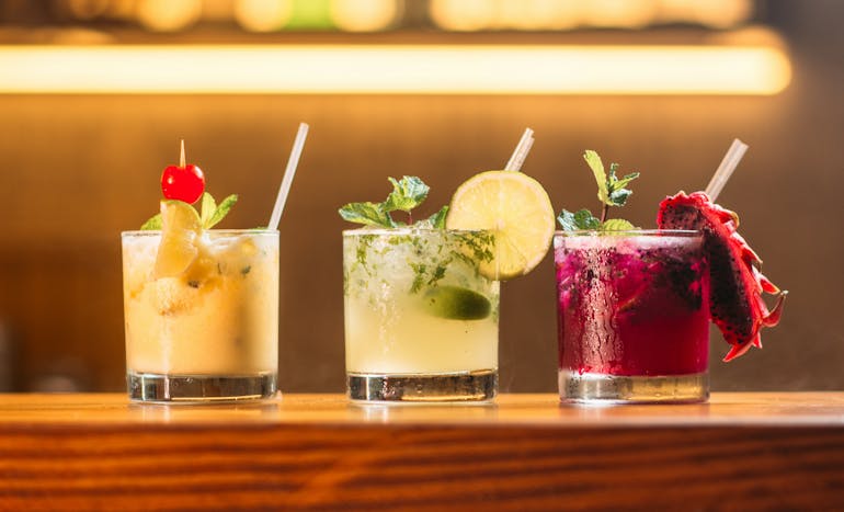 cocktails-lined-up-on-bar