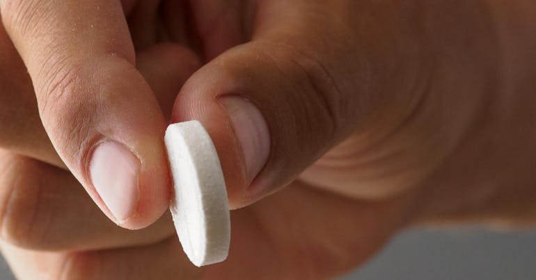 paracetamol-pill-held-between-thumb-and-index-finger